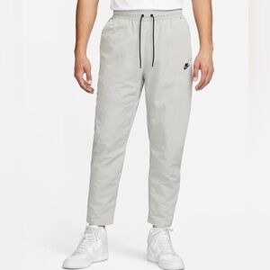 Nike Sportswear Tech Essentials
Men's lined Commuter Pants size large grey